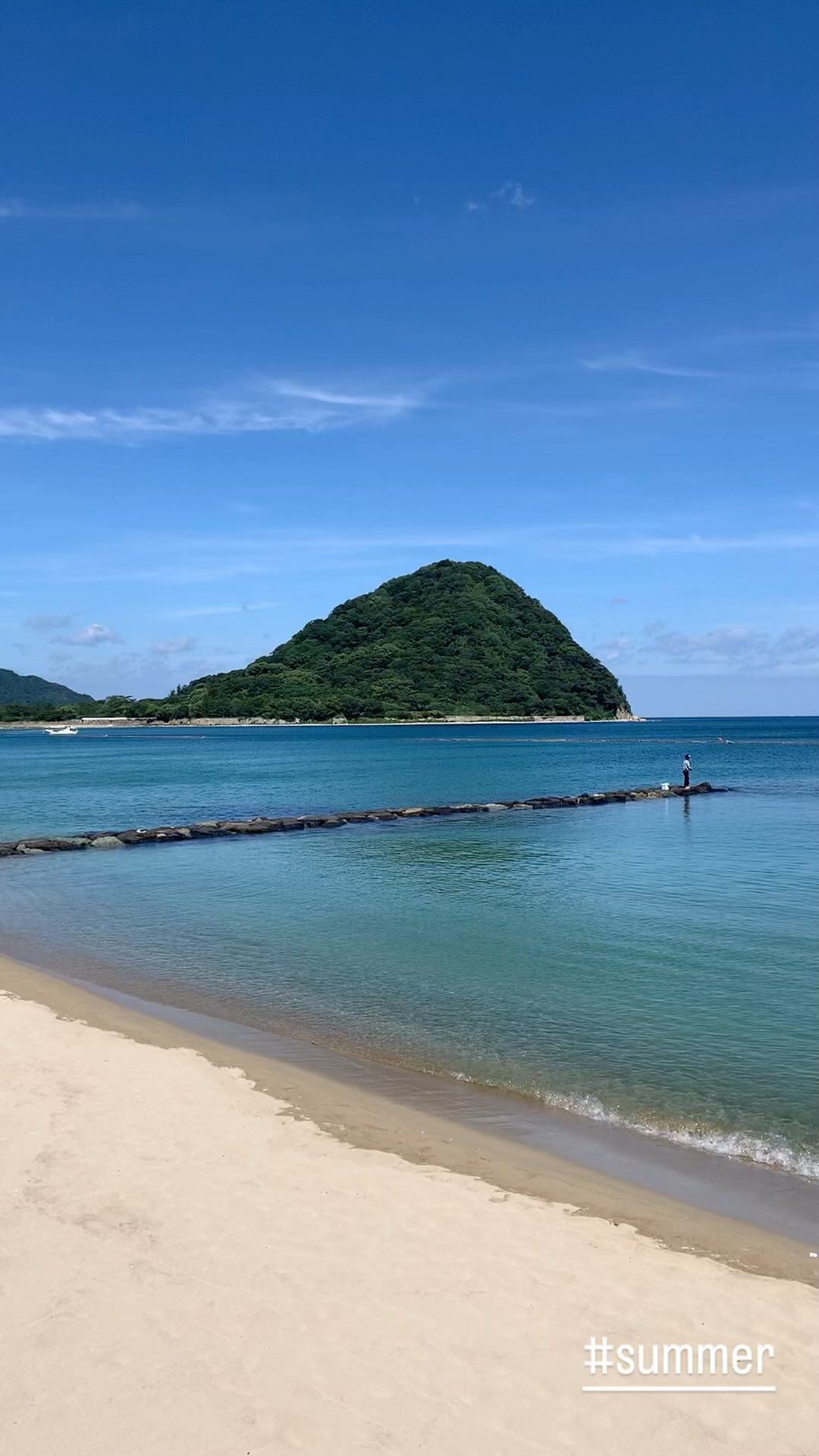 #japan 
#summer  夏到来ですね💦  今日の菊が浜は
海も空も澄んだブルーで穏やかな様子です。  東京から移住して11年目の夏。  相変わらず泳げませんが
毎年「菊が浜」での海水浴は欠かせません。  道産子なので暑さには弱いワタシも
「移住して良かった〜」と感じる景色です♡  #plantbased #lifestyle #healthy #beach 
#seaofjapan #sea #japantravel #yamaguchi 
#shojinstyle 
#夏 #海 #日本海 #萩市 #海水浴 #白い砂浜 
#季節を楽しむ #季節を感じる暮らし #波の音 
#移住 #iターン #田舎暮らし #古民家暮らし 
#精進スタイル #夏休み